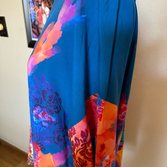 Soft Surroundings Top With Vibrant Colors. Size medium - Picture 6 of 8